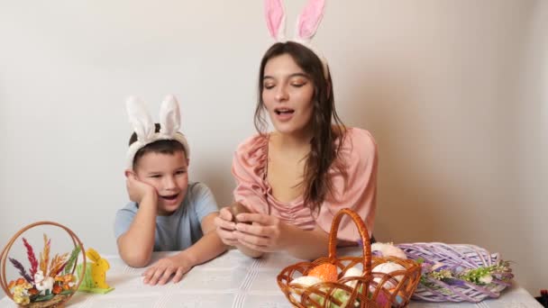 Een Meisje Haar Jongere Broer Genieten Van Een Chocolade Pasen — Stockvideo