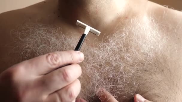 Мужчина Бреет Длинные Седые Волосы Груди — стоковое видео