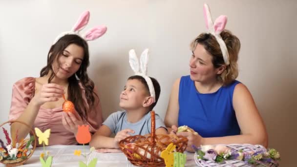 Anya Lánya Fia Húsvéti Tojásokat Nézegetnek Húsvétot Ünnepelni Családban Húsvéti — Stock videók