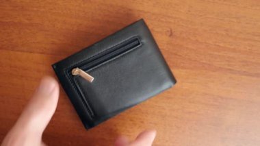 Cash is transferred when the wallet is opened. The concept of finance and solvency.