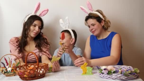Madre Hija Hijo Miran Las Decoraciones Festivas Pascua Celebrando Pascua — Vídeos de Stock
