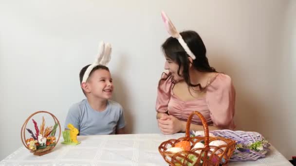 Una Chica Hermano Menor Juegan Mientras Degustan Huevo Chocolate Celebrando — Vídeo de stock