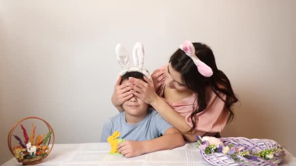 Lány Befedi Bátyja Szemét Húsvéti Meglepetést Készít Neki Húsvétot Ünnepelni — Stock videók