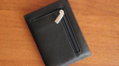 Cash is transferred when the wallet is opened. The concept of finance and solvency.