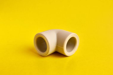 Termoplastik borunun bağlantı açısı 90 derecelik açıyla. Su ve kanalizasyon sistemlerinin kurulumu kavramı.
