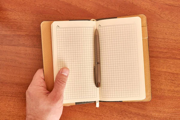 Masanın üzerinde tükenmez kalem olan bir defter..