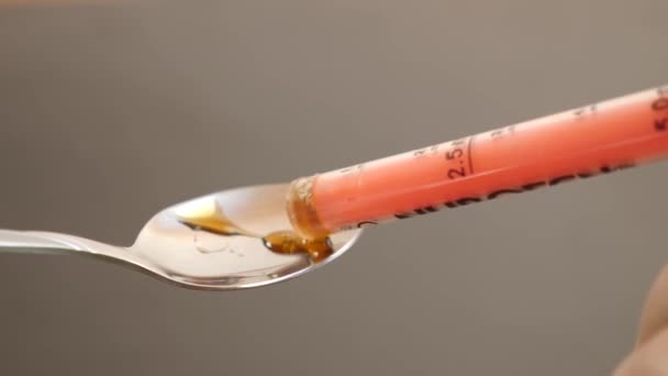 Help Dispenser Medicine Poured Spoon — Vídeo de Stock