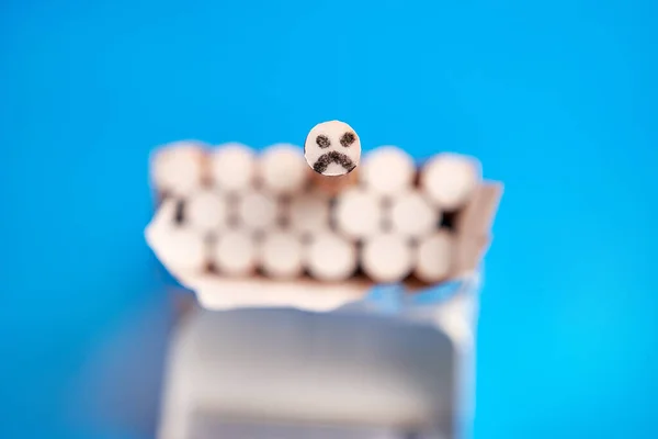 Maço Cigarros Com Cigarro Com Emoticon Triste Conceito Mau Hábito — Fotografia de Stock