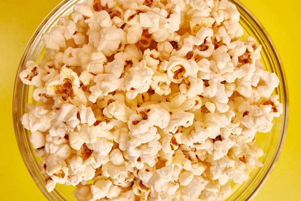 Miska Żółtym Tle Jest Całkowicie Wypełniona Popcornem — Zdjęcie stockowe