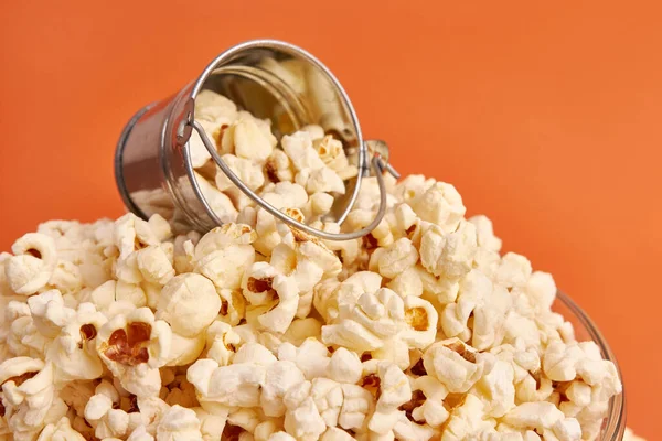Miska Pomarańczowym Tle Jest Całkowicie Wypełniona Popcornem — Zdjęcie stockowe
