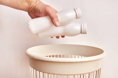 Süt ürünlerinden gelen plastik kaplar çöpe atılıyor. Plastiğin imha ve geri dönüşümü.