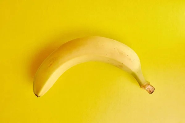 Banane Mûre Jaune Sur Fond Jaune — Photo