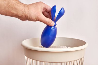 Kırık bir çocuk iğnesi çöpe atılır. Plastiğin imha ve geri dönüşümü.