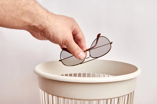 Oude Brillen Worden Prullenbak Gegooid Verwijdering Recycling Van Kunststof Glas — Stockfoto