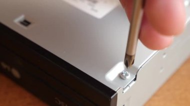 Elektronik bir aletin tamiri sırasında vida tornavidayla sökülür..