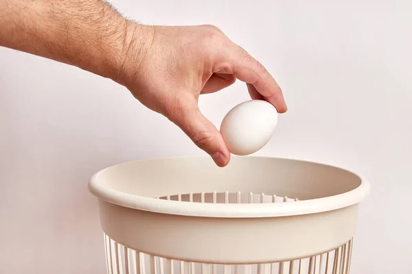 期限切れの卵がゴミ箱に投げ込まれます 食品の廃棄及び再資源化 — ストック写真