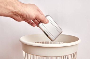 Metal kutu çöpe atıldı. Çöp öğütücü ve geri dönüşüm.