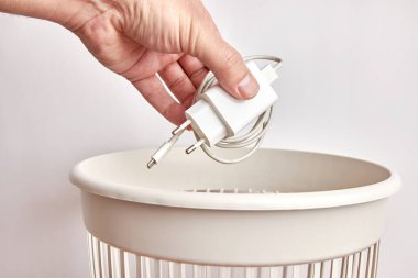 Şarj aletini ve kabloyu çöpe at. Çöp öğütücü ve geri dönüşüm.