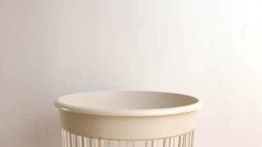 Süt ürünlerinin plastik şişeleri çöpe atılıyor ve geri dönüştürülüyor. Atıkları imha ve geri dönüşüm kavramı.