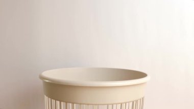 Elektronik çalar saat çöp öğütme ve geri dönüşüm için çöpe atılır. Atık kullanım ve işleme kavramı.