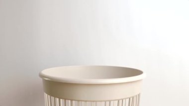 Vücut ısısını ölçmek için plastik bir termometre çöpe atılır. Plastiğin imha ve geri dönüşümü.