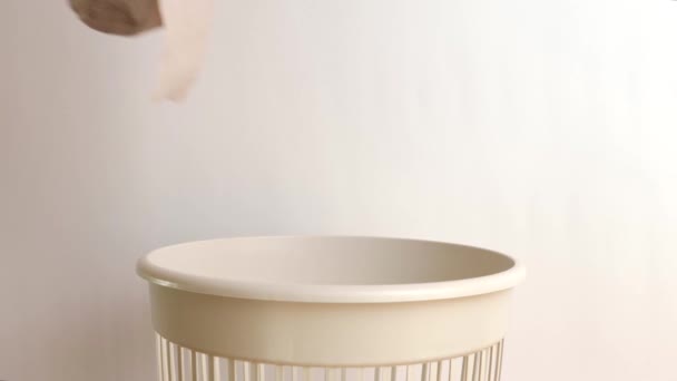 Toiletpapier Wordt Prullenbak Gegooid Het Concept Van Verwijdering Recycling Van — Stockvideo