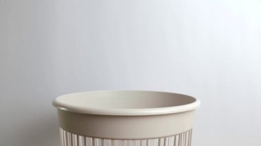 Metal kutu çöpe atıldı. Çöp öğütücü ve geri dönüşüm.