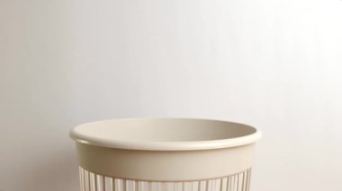 Süresi geçmiş raf ömrü olan bir tavuk yumurtası geri dönüşüm ve çöp kutusuna atılır. Atık kullanım ve işleme kavramı.