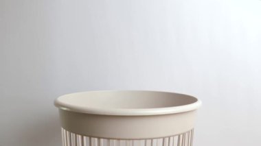 Bozuk bir bilgisayar sabit diski çöpe atılır ve geri dönüştürülür. Çöp öğütme ve geri dönüşüm kavramı.