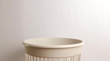 İlaçlardan gelen plastik ambalajlar çöpe atılır. Plastiğin imha ve geri dönüşümü.