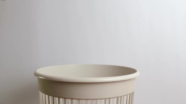 Eski gözlükler çöpe atılır. Plastik ve camların imha ve geri dönüşümü.