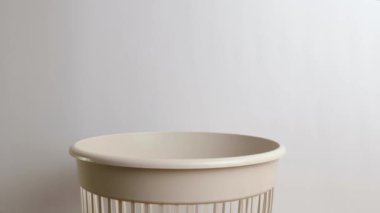 Yapıştırıcıdaki plastik ambalajlar çöpe atılıyor ve çöpe atılıyor. Atık öğütme ve geri dönüşüm kavramı.