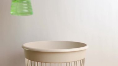 Plastik sprey çöpe atıldı. Geri dönüşüm ve atık imhası kavramı.