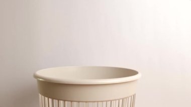 Bozuk bir USB flaş bellek çöp öğütme ve geri dönüşüm için çöpe atılır. Atık imha ve işleme konsepti.