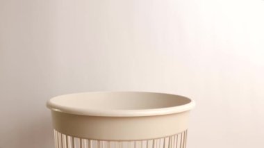 Metal tirbuşon atılıyor ve çöp kutusuna geri dönüştürülüyor. Atıkları imha ve geri dönüşüm kavramı.