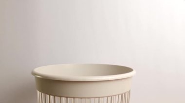 Deterjanın plastik ambalajı çöpe atıldı. Plastiğin imha ve geri dönüşümü.