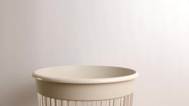 Eski çoraplar çöpe atılır. Yıpranmış kıyafetlerin imha ve geri dönüşümü.