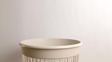 Kullanılmış bir iş defteri çöpe atılır. Kağıt imha ve geri dönüşüm.