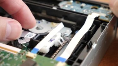 Elektronik aygıtın mekanik birimi denetleniyor.