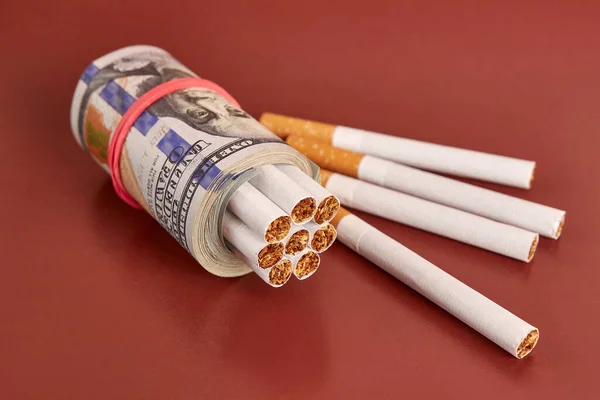 Cigarrillos Envueltos Billetes 100 Dólares Sobre Fondo Marrón Concepto Aumento —  Fotos de Stock