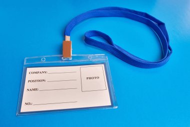 Mavi arkaplanlı yatay rozet.