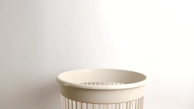 Süresi dolmuş patatesler çöpe atılır. Gıda ürünlerinin imha ve geri dönüşümü.