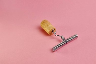 Şarap mantarının tıpasını açmak için tirbuşon..