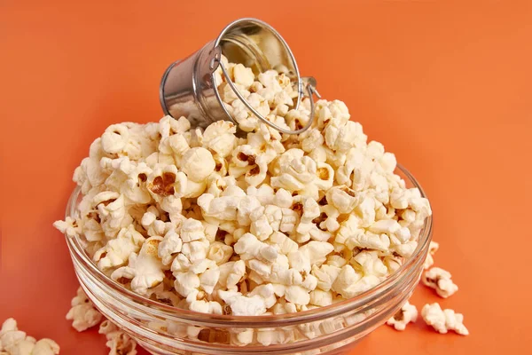 Skål Orange Bakgrund Helt Fylld Med Popcorn — Stockfoto