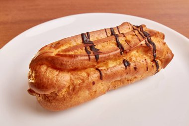 Beyaz bir tabakta kremalı turta..