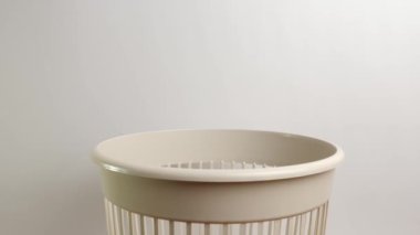 Şişe kapakları çöpe atılır. Atıkların bertaraf edilmesi ve geri dönüşümü.