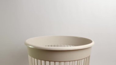 Kullanılmış plastik torba çöpe atıldı. Plastiğin imha ve geri dönüşümü.