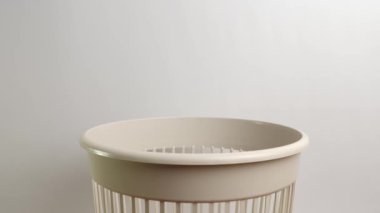 Tıbbi önlük çöpe atıldı. Atıkların bertaraf edilmesi ve geri dönüşümü.