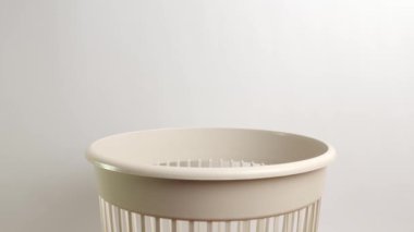 Eski yün eldivenler çöpe atılır. Atıkların bertaraf edilmesi ve geri dönüşümü.