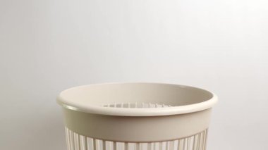 Torbanın kayışı çöpe atıldı. Atık imha ve işleme.